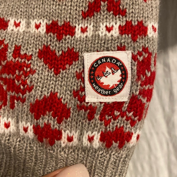 Canada Weathergear | Grey knit sweater with Red Holiday pattern - medium - Picture 2 of 6